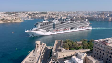 Drone-followeing-a-cruise-in-the-city-of-La-Valletta-in-Malta