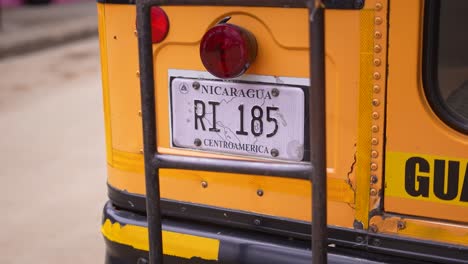 Registro-De-Autobus,-Autobus-Viejo,-Camion-Antiguo,-Letrero-De-La-Calle-Calles-San-Juan-Sur,-Nicaragua,-Pueblo-Nicaragüense,-Costero,-Pobreza,-Managua
