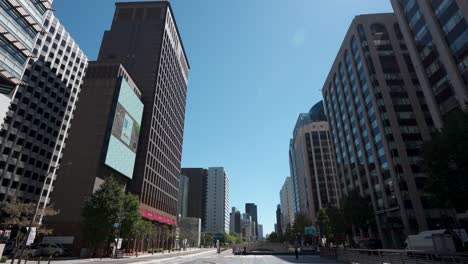 Leerer-Seoul-Cheonggye-Plaza---Cheonggyecheon-ro-Straße-Zwischen-Modernen-Wolkenkratzerfassaden-Gegen-Blauen-Himmel---Statischer-Kopierraum