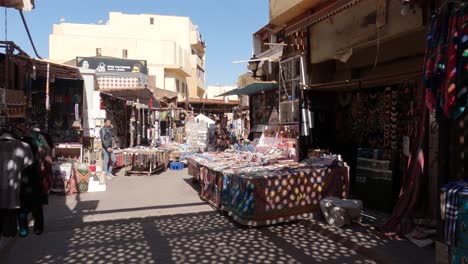Hand-held-shot-of-market-stalls-in-the-streets-of-Luxor,-Egypt