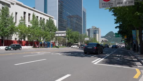 Vehículos-Circulando-Por-La-Calle-Sejong-daero-A-Lo-Largo-Del-Consejo-Metropolitano-De-Seúl-Y-El-Hotel-Koreana-En-Corea-Del-Sur