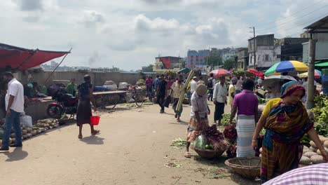 Straßenseite-Lokaler-Bauernmarkt-Mit-Vielen-Menschen-Und-Gemüse-In-Bangladesch