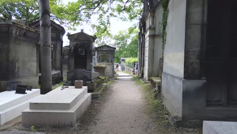 Caminar-Un-Tiro-A-Través-De-Las-Tumbas-Del-Cementerio-Père-Lachaise,-París,-Francia