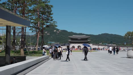 Plaza-Gwanghwamun-De-Seúl-Rediseñada---Multitudes-Coreanas-De-Personas-Con-Sombrillas-En-Un-Caluroso-Día-De-Verano-Viajando