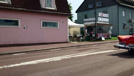 Rotes-Cabrio-Oldtimer,-Das-Durch-Eine-Kleine-Stadt-In-Nordschweden-Fährt