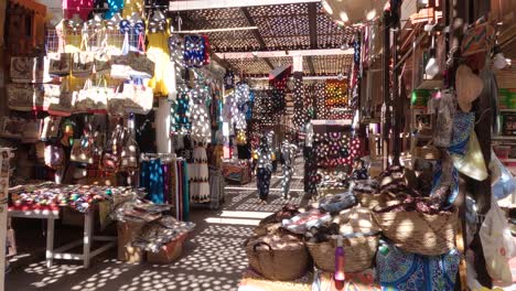 View-of-marketplace-of-multiple-small-stalls-or-shops,-souvenirs-and-gifts-in-old-part-of-Luxor,-Egypt