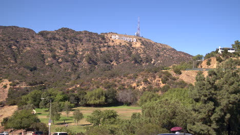 Das-Berühmte-Hollywood-Sign-Ist-Vom-Lake-Hollywood-Park-In-Den-Ausläufern-Von-Los-Angeles,-Kalifornien,-Aus-Zu-Sehen