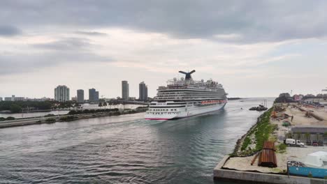 Un-Enorme-Crucero-De-Lujo-Que-Navega-Desde-El-Puerto-De-Miami-Toma-De-Cerca-Un-Fondo-De-Video-En-4k-|-Carnival-Horizon-Crucero-Navegando-Desde-El-Puerto-|-Vacaciones,-Viajar,-Turismo,-Divertido,-Disfrutar
