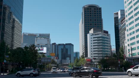 Autos-Fahren-Von-Sejong-daero-Zur-Sogong-ro-Straße-Mit-Hochhäusern-In-Jongno-gu-In-Der-Innenstadt-Von-Seoul,-Südkorea-Vom-Seoul-Plaza