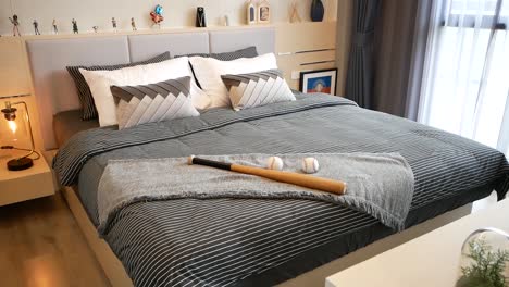 Modernes-Zeitgenössisches-Schlafzimmer-Innendesign-Mit-Schwarz-weißer-Decke,-Kingsize-Bett,-Keine-Personen,-Schwenken