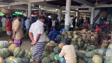 Los-Agricultores-Se-Reúnen-En-El-Mercado-Mayorista-Local-Para-Vender-Calabaza-Y-Verduras-En-Dhaka,-Bangladesh