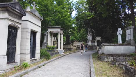 Walking-Shot-inside-The-Cemetery-of-Pere-Lachaise,-in-Paris-France