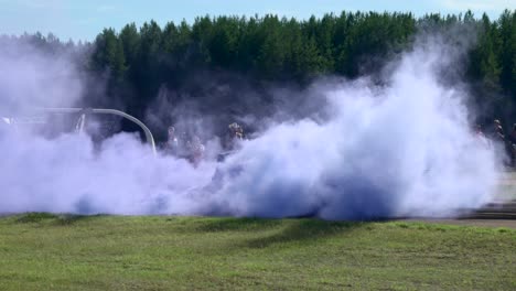 Langer-Auto-burnout-Mit-Riesigen-Rauchwolken-Beim-Autotreffen-In-Schweden