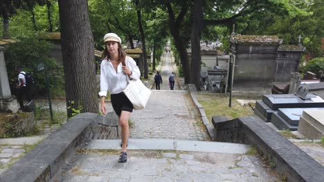 Steady-Shot-of-People-Wandering-In-The-Cemetery-of-Père-Lachaise,-Paris-France