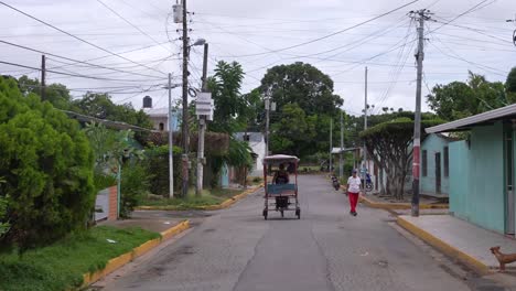 Straßenarbeiter,-Rivas-Straßen,-Nicaragua,-Nicaragua,-Kolonialstadt,-Armenhäuser,-Nicaraguaner,-Fahrradtaxis