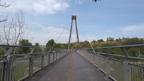 Hängebrücke-über-Fluss-Und-Straße-Im-Park-Mit-Menschen-Calgary-Alberta-Kanada