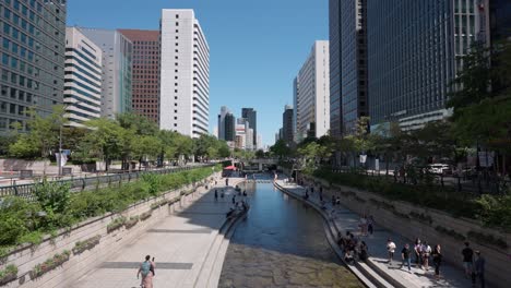 Cheonggyecheon-Stream-Park-with-Crowd-of-People-Relaxing-on-Summer-Beautiful-Day-in-Seoul-City,-South-Korea