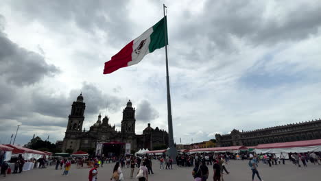 Zeitlupenaufnahme-Der-Mexikanischen-Flagge,-Die-Auf-Dem-Zocalo-Von-Mexiko-Stadt-Weht