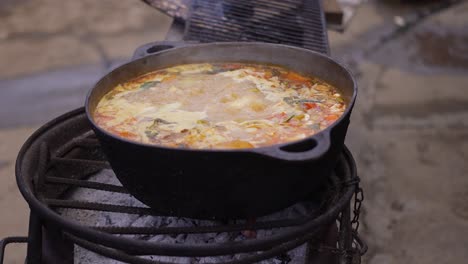 street-food,-nicaragua,-san-juan-sur,-corn-tortillas,-street-vendor,-peddler,-managua,-pot-with-soup,-COAL-COOKER