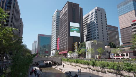 überfüllt-Mit-Touristen-Cheonggyecheon-Stream-Park,-Menschen-überqueren-Die-Gwangtong-brücke,-Die-An-Einem-Schönen-Sommertag-Im-Stadtzentrum-Von-Seoul,-Südkorea,-Unterwegs-Ist