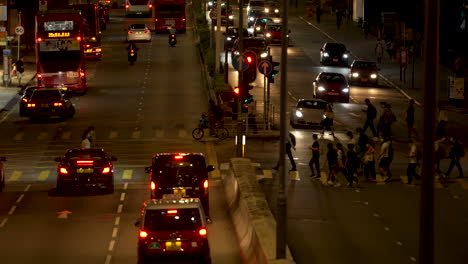 Gente-Cruzando-Un-Paso-De-Peatones-Por-La-Noche-En-Hong-Kong