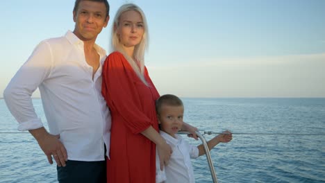 Glückliches-Familienporträt-Mit-Vater,-Mutter-Und-Ihrem-Sohn-Auf-Einem-Segelboot