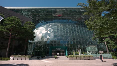 Seoul-Rathaus---Modernes-Architekturgebäude-Aus-Glas-Mit-Auffälliger-Glasform,-Die-An-Flutwellen-Erinnert,-Republik-Korea