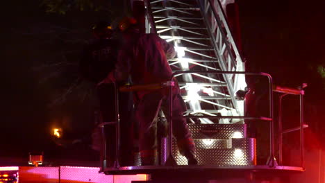 Feuerwehrheld,-Der-Die-Situation-Auf-Einem-Leiterwagen-In-Mississauga,-Ontario,-Analysiert