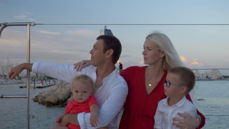 Glückliche-Familie,-Die-Ihre-Zeit-Auf-Einem-Katamaran-segelboot-Genießt,-Das-Im-Hafen-Von-Montpellier,-Frankreich,-Ankommt