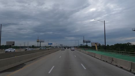 Pov-Rápido-Conduciendo-Hacia-La-Tormenta-Nublada.-Chicago