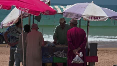 Fischmarkt-Am-Strand-Von-Taghazout-In-Marokko