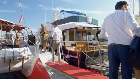 Menschen,-Die-Für-Eine-Hochzeitsfeier-Auf-See-Auf-Ein-Katamaranboot-Steigen