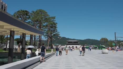 Gwanghwamun-Plaza-Mit-Blick-Auf-Das-Gwanghwamun-tor-Und-Die-Menschen-Reisen-An-Sommertagen-Herum