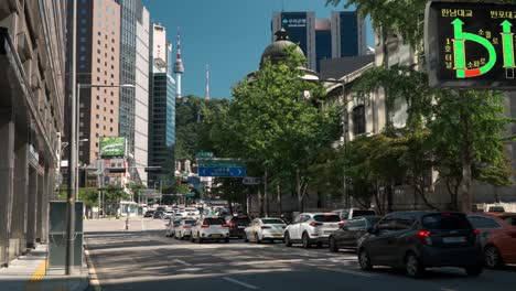 Blick-Auf-Das-Ikonische-N-Seoul-Tower-Building-Von-Der-Straße-In-Der-Innenstadt-Und-Dem-Geschäftigen-Autoverkehr-In-Der-Nähe-Des-Geldmuseums-Der-Bank-Of-Korea