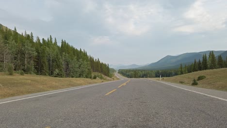 Carretera-De-Montaña-En-Un-Día-Nublado-Cangrejo-Rockies-Kananaskis-Alberta-Canadá