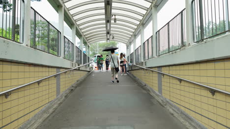 China,-Hong-Kong--11-De-Agosto-De-2022:-Gente-Caminando-Hacia-La-Carretera-Principal-Desde-El-Pasillo-De-La-Línea-De-Metro