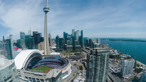 Bewegungszeitraffer-über-Wahrzeichen-Am-Wasser-In-Der-Innenstadt-Von-Toronto-Bei-Tag-Mit-Blick-Auf-Den-Cn-Tower-Und-Das-Einziehbare-Dach-Des-Rogers-Center,-Das-Sich-Bewegt