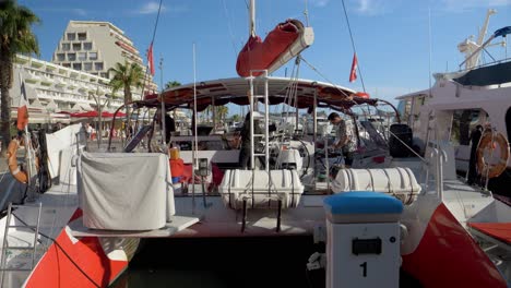 Gäste-Auf-Einem-Rot-weißen-Segelkatamaran-Im-Hafen-Von-Montpellier