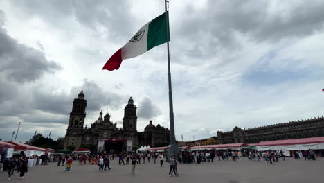 Toma-En-Cámara-Lenta-De-La-Bandera-De-México-Ondeando-Frente-Al-Palacio-Nacional