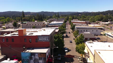 Historic-vintage-Cottage-Grove-Hotel-in-the-historic-district,-Oregon,-drone-flyover