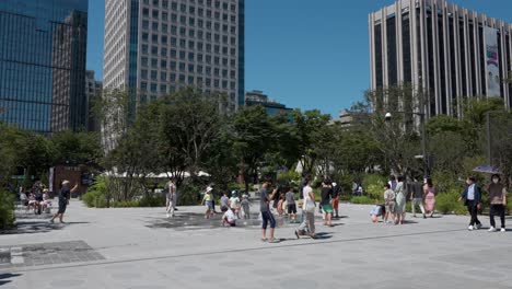 Koreanische-Familien-Mit-Kindern-Haben-Viel-Spaß-Beim-Spielen-In-Der-Nähe-Des-Brunnens-Im-Renovierten-Gwanghwamun-Plaza-Park-In-Seoul