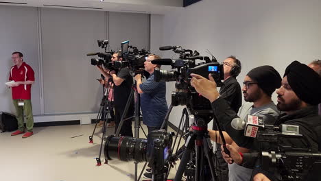 Nachrichtenreporter-Kameramänner-Mit-Professionellen-Kameras-Und-Ausrüstung,-Die-Eine-Pressekonferenz-über-Eine-Drogenpanne-Aufzeichnen