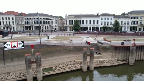 Niedrigwasserstand-Der-Ijssel-Zeigt-Kai-Boulevard-Mit-Bauarbeiten-Und-Neu-Gebauten-Treppen-Von-Oben-Gesehen-Die-Ijsselkade-In-Zutphen,-Niederlande