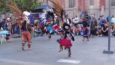 Bailarines-Chamánicos-Plaza-Coyoacan-México-Tradicional-Baile-Indígena-Sombreros-De-Plumas-Artistas-Callejeros-Bailando