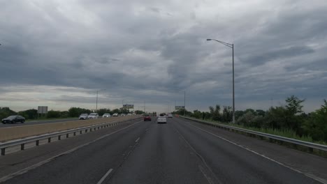 Pov:-Conducción-De-Camiones-En-La-Carretera-Con-Tiempo-Nublado-Por-Encima-De-La-Carretera