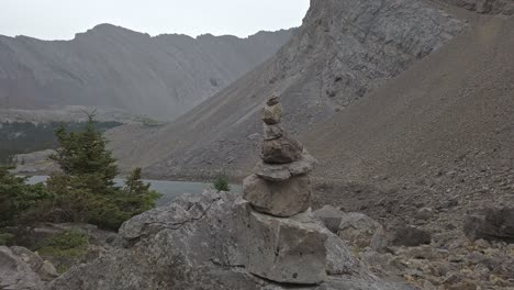 Cairn-Rock-Cerca-De-Los-Excursionistas-En-El-Fondo-Se-Acercó-A-Las-Montañas-Rocosas-De-Kananaskis,-Alberta,-Canadá