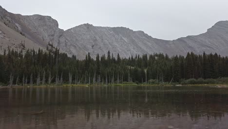 Teich-Im-Bergtal-Wald-Leichter-Regen-Rockies-Kananaskis-Alberta-Kanada