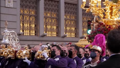 Religiöse-Prozessionsträger,-Die-Am-Karfreitag-Während-Der-Karwochenfeiern-In-Madrid,-Spanien,-Mit-Goldenem-Wagen-Marschieren