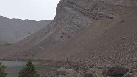 Excursionistas-En-La-Distancia-Estanque-De-Montaña-Pan-Rockies-Kananaskis-Alberta-Canada