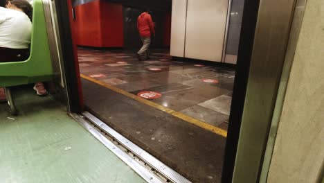 Apertura-Automática-De-Puertas-En-El-Metro-Subterráneo-De-La-Ciudad-De-México,-Gente-Sentada-En-El-Vagón-Y-Caminando-Por-La-Estación-Cdmx